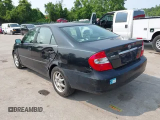 2003 Toyota Camry LE z VIN 4T1BE30KX3U197331, wystawiony jako IAAI lot #42298164 z przebiegiem 248 008 mil mil oraz . Historia ofert i sprzedaży dostępna na DreamBid. Obrazek 3.