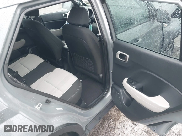 2021 Hyundai Venue Denim z VIN KMHRC8A38MU098601, wystawiony jako IAAI lot #41475810 z przebiegiem 132 647 mil mil oraz . Historia ofert i sprzedaży dostępna na DreamBid. Obrazek 8.