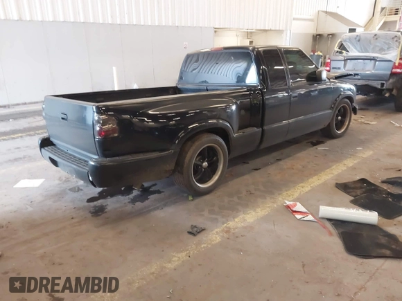 2000 Chevrolet S-10 LS with VIN 1GCCS1955Y8223949, listed as a IAAI auction lot 41795316 with 156,127 mi miles. Bid and sale history available at carsss.com. Image 4.
