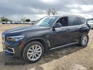2023 BMW X5 xDrive45e z VIN 5UXTA6C03P9N47003, wystawiony jako Copart lot #51181015 z przebiegiem 27 197 mil mil oraz Szkoda całkowita • Salvage title. Historia ofert i sprzedaży dostępna na DreamBid. Obrazek 1.