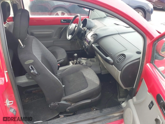 1999 Volkswagen New Beetle GLS with VIN 3VWCC21C4XM411298, listed as a IAAI auction lot 42036600 with 205,067 mi miles. Bid and sale history available at carsss.com. Image 5.