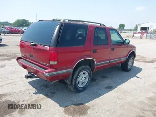 1997 Chevrolet Blazer LS z VIN 1GNDT13W6V2243751, wystawiony jako IAAI lot #42437683 z przebiegiem 148 262 mil mil oraz . Historia ofert i sprzedaży dostępna na DreamBid. Obrazek 4.