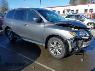 2018 Nissan Pathfinder S z VIN 5N1DR2MN3JC651398, wystawiony jako IAAI lot #41690322 z przebiegiem 62 834 mil mil oraz . Historia ofert i sprzedaży dostępna na DreamBid. Obrazek 1.