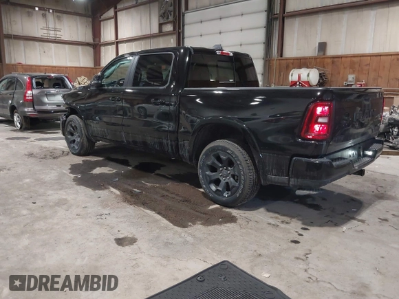 2025 Ram 1500 Big Horn z VIN 1C6RRFFG0SN572588, wystawiony jako IAAI lot #41629079 z przebiegiem 6 675 mil mil oraz . Historia ofert i sprzedaży dostępna na DreamBid. Obrazek 3.