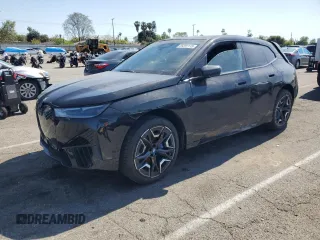 2025 BMW iX xDrive50 z VIN WB523CF02SCS06555, wystawiony jako Copart lot #55291115 z przebiegiem Nie podano mil oraz Szkody całkowita. Historia ofert i sprzedaży dostępna na DreamBid. Obrazek 1.