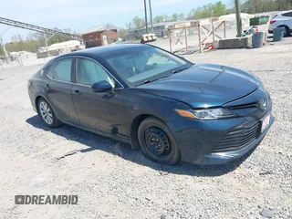2019 Toyota Camry LE z VIN 4T1B11HK7KU269928, wystawiony jako IAAI lot #42048750 z przebiegiem 102 585 mil mil oraz . Historia ofert i sprzedaży dostępna na DreamBid. Obrazek 1.
