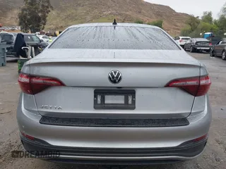 2024 Volkswagen Jetta Sport z VIN 3VWBM7BU3RM025861, wystawiony jako IAAI lot #41571284 z przebiegiem 9 990 mil mil oraz . Historia ofert i sprzedaży dostępna na DreamBid. Obrazek 16.