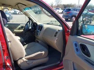 2004 Ford Escape XLT with VIN 1FMCU931X4KB19738, listed as a IAAI auction lot 41925561 with 220,674 mi miles. Bid and sale history available at carsss.com. Image 5.