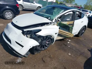 2021 Tesla Model Y Performance z VIN 5YJYGDEF0MF076263, wystawiony jako IAAI lot #42134022 z przebiegiem Nie podano mil oraz . Historia ofert i sprzedaży dostępna na DreamBid. Obrazek 2.
