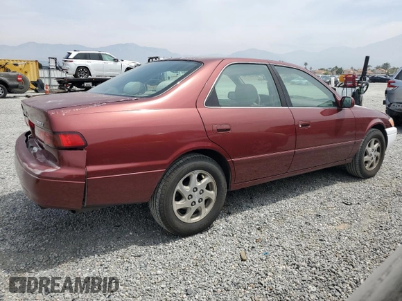 1999 Toyota Camry LE z VIN JT2BF22K8X0181675, wystawiony jako Copart lot #55057875 z przebiegiem 184 657 mil mil oraz Szkoda całkowita • Salvage title. Historia ofert i sprzedaży dostępna na DreamBid. Obrazek 3.