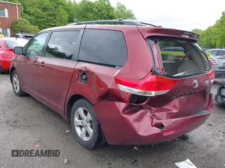 2011 Toyota Sienna LE AAS z VIN 5TDKK3DC1BS023229, wystawiony jako IAAI lot #42326263 z przebiegiem 249 693 mil mil oraz . Historia ofert i sprzedaży dostępna na DreamBid. Obrazek 3.