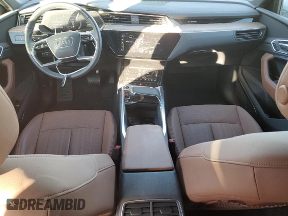2024 Audi Q8 e-tron Premium Plus z VIN WA15AAGE3RB031412, wystawiony jako Copart lot #71624414 z przebiegiem 6 000 mil mil oraz Szkoda całkowita • Salvage title. Historia ofert i sprzedaży dostępna na DreamBid. Obrazek 8.