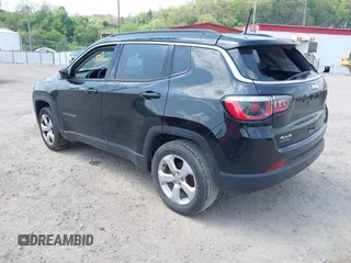 2018 Jeep Compass Latitude z VIN 3C4NJDBB3JT144056, wystawiony jako IAAI lot #42138173 z przebiegiem 45 985 mil mil oraz . Historia ofert i sprzedaży dostępna na DreamBid. Obrazek 3.