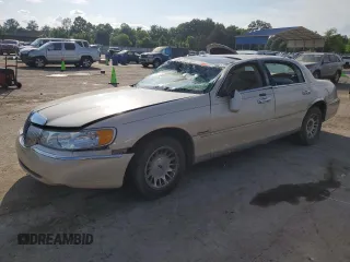 2002 Lincoln Town Car Cartier z VIN 1LNHM83W32Y626759, wystawiony jako Copart lot #54594605 z przebiegiem 139 760 mil mil oraz Szkoda całkowita • Salvage title. Historia ofert i sprzedaży dostępna na DreamBid. Obrazek 1.