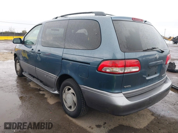 2001 Toyota Sienna LE with VIN 4T3ZF13C01U323995, listed as a IAAI auction lot 41472484 with 232,667 mi miles. Bid and sale history available at carsss.com. Image 3.