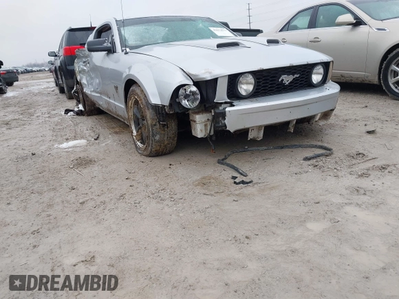 2005 Ford Mustang GT Deluxe z VIN 1ZVHT82H755103659, wystawiony jako IAAI lot #41553019 z przebiegiem 112 531 mil mil oraz . Historia ofert i sprzedaży dostępna na DreamBid. Obrazek 6.