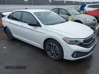 2024 Volkswagen Jetta Sport z VIN 3VWBM7BU9RM070948, wystawiony jako IAAI lot #41897872 z przebiegiem 7 521 mil mil oraz . Historia ofert i sprzedaży dostępna na DreamBid. Obrazek 1.
