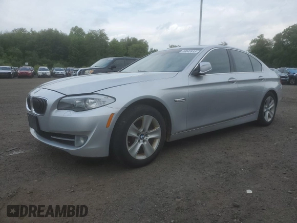 2013 BMW 5 Series 528i xDrive z VIN WBAXH5C54DD115031, wystawiony jako Copart lot #59045935 z przebiegiem 183 658 mil mil oraz Tytuł czysty. Historia ofert i sprzedaży dostępna na DreamBid. Obrazek 1.