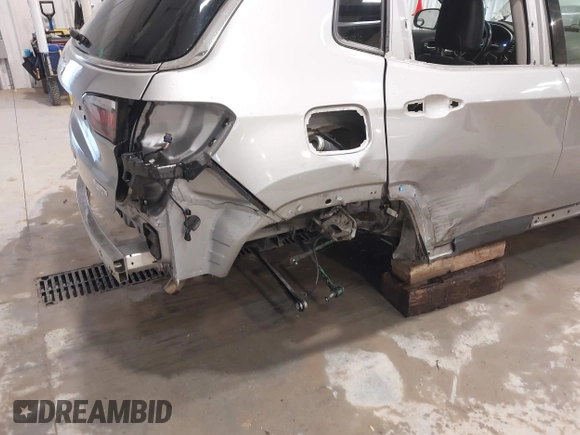 2018 Jeep Compass Latitude with VIN 3C4NJCBB3JT408614, listed as a IAAI auction lot 41301493 with 92,647 mi miles. Bid and sale history available at carsss.com. Image 6.