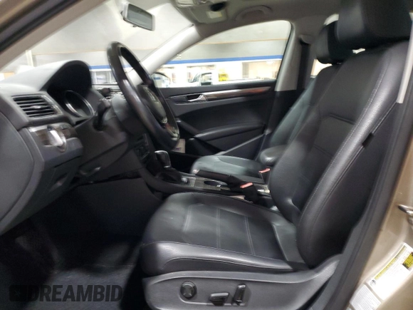 2016 Volkswagen Passat SE z VIN 1VWBT7A30GC022491, wystawiony jako Copart lot #85532264 z przebiegiem 157 602 mil mil oraz Szkoda całkowita • Salvage title. Historia ofert i sprzedaży dostępna na DreamBid. Obrazek 7.