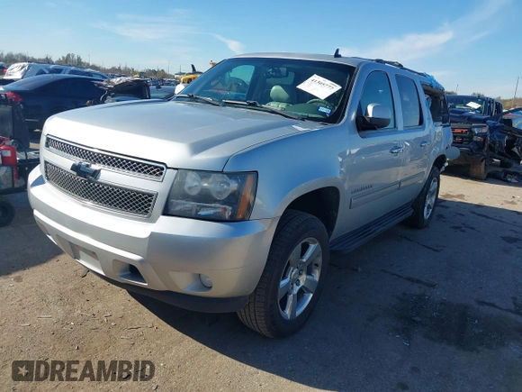 2014 Chevrolet Suburban LT with VIN 1GNSCJE0XER131638, listed as a IAAI auction lot 41305777 with 200,962 mi miles. Bid and sale history available at carsss.com. Image 17.