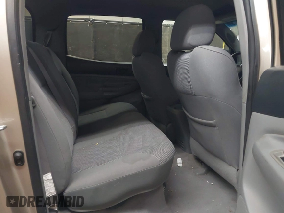 2005 Toyota Tacoma PreRunner z VIN 5TEJU62N65Z094557, wystawiony jako IAAI lot #41990607 z przebiegiem 109 219 mil mil oraz . Historia ofert i sprzedaży dostępna na DreamBid. Obrazek 8.