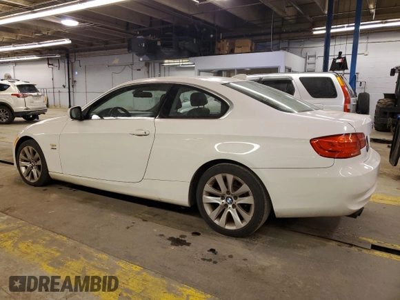 2011 BMW 3 Series 328i xDrive z VIN WBAKF3C57BE567244, wystawiony jako Copart lot #43366365 z przebiegiem 136 886 mil mil oraz Szkody całkowita. Historia ofert i sprzedaży dostępna na DreamBid. Obrazek 2.
