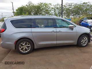 2018 Chrysler Pacifica Limited z VIN 2C4RC1GG5JR320249, wystawiony jako IAAI lot #41992278 z przebiegiem 113 012 mil mil oraz . Historia ofert i sprzedaży dostępna na DreamBid. Obrazek 13.