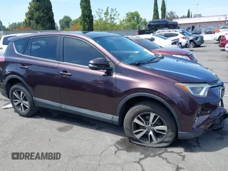 2018 Toyota RAV4 XLE z VIN 2T3WFREV2JW468231, wystawiony jako IAAI lot #42288978 z przebiegiem 109 779 mil mil oraz . Historia ofert i sprzedaży dostępna na DreamBid. Obrazek 14.