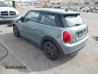 2022 MINI Hardtop Cooper SE z VIN WMW13DJ01N2P85767, wystawiony jako IAAI lot #41921346 z przebiegiem 17 446 mil mil oraz . Historia ofert i sprzedaży dostępna na DreamBid. Obrazek 3.
