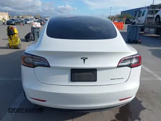 2019 Tesla Model 3 Mid Range z VIN 5YJ3E1EA0KF322776, wystawiony jako IAAI lot #41703368 z przebiegiem 131 264 mil mil oraz . Historia ofert i sprzedaży dostępna na DreamBid. Obrazek 16.