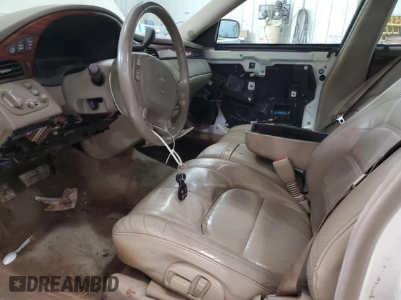 2004 Cadillac DeVille z VIN 1G6KD54Y84U137828, wystawiony jako Copart lot #53702265 z przebiegiem 156 439 mil mil oraz Szkody całkowita. Historia ofert i sprzedaży dostępna na DreamBid. Obrazek 7.