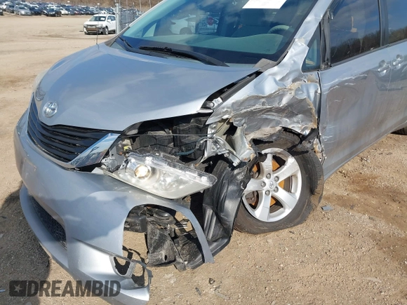 2014 Toyota Sienna LE AAS z VIN 5TDKK3DC9ES454227, wystawiony jako IAAI lot #42030131 z przebiegiem 107 392 mil mil oraz . Historia ofert i sprzedaży dostępna na DreamBid. Obrazek 6.