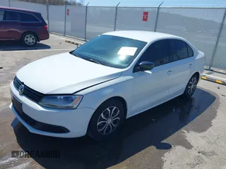 2014 Volkswagen Jetta S z VIN 3VW2K7AJ4EM415553, wystawiony jako IAAI lot #41971067 z przebiegiem 143 235 mil mil oraz . Historia ofert i sprzedaży dostępna na DreamBid. Obrazek 2.