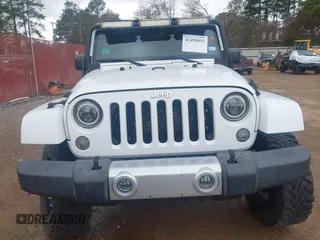 2014 Jeep Wrangler Unlimited Sahara z VIN 1C4BJWEG6EL245986, wystawiony jako IAAI lot #41498492 z przebiegiem 125 882 mil mil oraz . Historia ofert i sprzedaży dostępna na DreamBid. Obrazek 13.