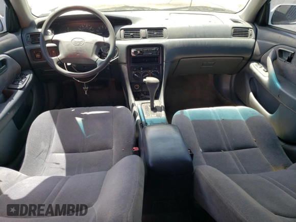 1997 Toyota Camry LE z VIN 4T1BG22K1VU780603, wystawiony jako Copart lot #56991075 z przebiegiem 136 511 mil mil oraz Czysty tytuł • Clean title. Historia ofert i sprzedaży dostępna na DreamBid. Obrazek 8.