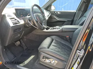 2024 BMW X5 xDrive40i z VIN 5UX23EU0XR9T66675, wystawiony jako Copart lot #57436555 z przebiegiem 36 652 mil mil oraz Czysty tytuł • Clean title. Historia ofert i sprzedaży dostępna na DreamBid. Obrazek 7.