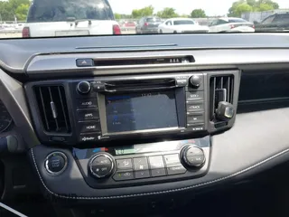 2018 Toyota RAV4 XLE с VIN JTMWFREV2JJ209236, выставлен на аукционе IAAI как лот 42290661 с пробегом 55 910 миль миль и . История ставок и продаж доступна на DreamBid. Изображение 17.