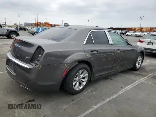2018 Chrysler 300 Touring L z VIN 2C3CCAAG4JH317108, wystawiony jako Copart lot #55472305 z przebiegiem 70 977 mil mil oraz Szkoda całkowita • Salvage title. Historia ofert i sprzedaży dostępna na DreamBid. Obrazek 3.