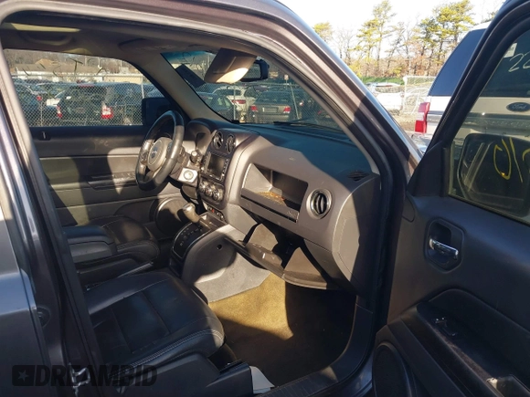 2016 Jeep Patriot Latitude with VIN 1C4NJRFB9GD627671, listed as a IAAI auction lot 41858695 with 999,999 mi miles. Bid and sale history available at carsss.com. Image 5.
