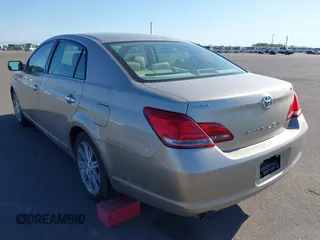 2008 Toyota Avalon XL z VIN 4T1BK36B48U256087, wystawiony jako IAAI lot #42186677 z przebiegiem 191 974 mil mil oraz . Historia ofert i sprzedaży dostępna na DreamBid. Obrazek 3.