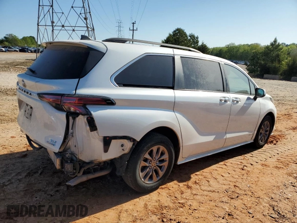 2021 Toyota Sienna XLE with VIN 5TDYRKEC5MS009173, listed as a Copart auction lot 52110265 with 81,880 mi miles and Salvage Title. Bid and sale history available at carsss.com. Image 3.