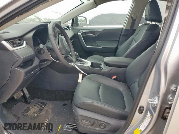 2025 Toyota RAV4 XLE Premium z VIN 2T3A1RFV6SC501208, wystawiony jako Copart lot #63846385 z przebiegiem 5 196 mil mil oraz Szkoda całkowita • Salvage title. Historia ofert i sprzedaży dostępna na DreamBid. Obrazek 7.