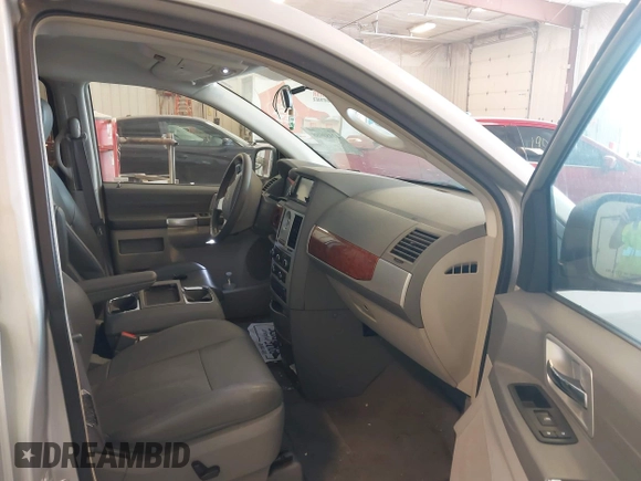 2008 Chrysler Town & Country Touring z VIN 2A8HR54P58R840654, wystawiony jako IAAI lot #42480988 z przebiegiem 132 540 mil mil oraz . Historia ofert i sprzedaży dostępna na DreamBid. Obrazek 5.