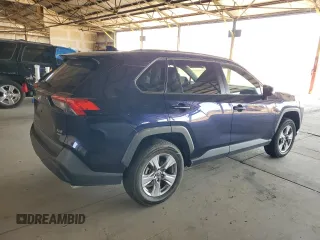 2022 Toyota RAV4 XLE z VIN 2T3P1RFV1NW290805, wystawiony jako Copart lot #62831595 z przebiegiem 61 392 mil mil oraz Szkoda całkowita • Salvage title. Historia ofert i sprzedaży dostępna na DreamBid. Obrazek 3.