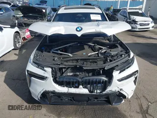 2024 BMW X7 xDrive40i z VIN 5UX23EM08R9U61655, wystawiony jako IAAI lot #41657934 z przebiegiem 12 810 mil mil oraz . Historia ofert i sprzedaży dostępna na DreamBid. Obrazek 6.