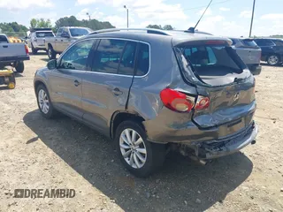 2011 Volkswagen Tiguan SEL z VIN WVGBV7AX5BW512203, wystawiony jako IAAI lot #42273838 z przebiegiem 157 072 mil mil oraz . Historia ofert i sprzedaży dostępna na DreamBid. Obrazek 3.