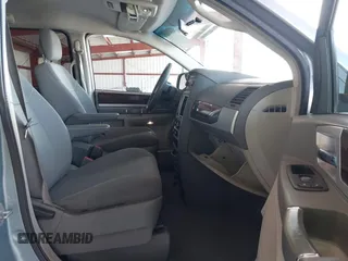 2010 Chrysler Town & Country Touring z VIN 2A4RR5D10AR500903, wystawiony jako IAAI lot #41976476 z przebiegiem 219 230 mil mil oraz . Historia ofert i sprzedaży dostępna na DreamBid. Obrazek 5.