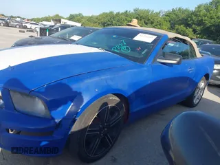 2006 Ford Mustang GT Deluxe z VIN 1ZVHT85H865217375, wystawiony jako IAAI lot #42770588 z przebiegiem Nie podano mil oraz . Historia ofert i sprzedaży dostępna na DreamBid. Obrazek 14.