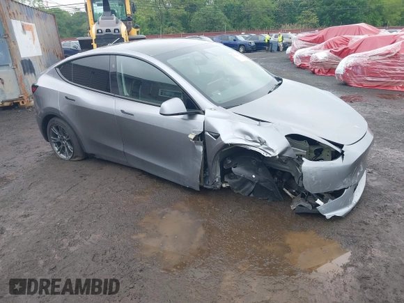 2024 Tesla Model Y Long Range z VIN 7SAYGDEE7RA300756, wystawiony jako IAAI lot #41922910 z przebiegiem 4 262 mil mil oraz . Historia ofert i sprzedaży dostępna na DreamBid. Obrazek 1.